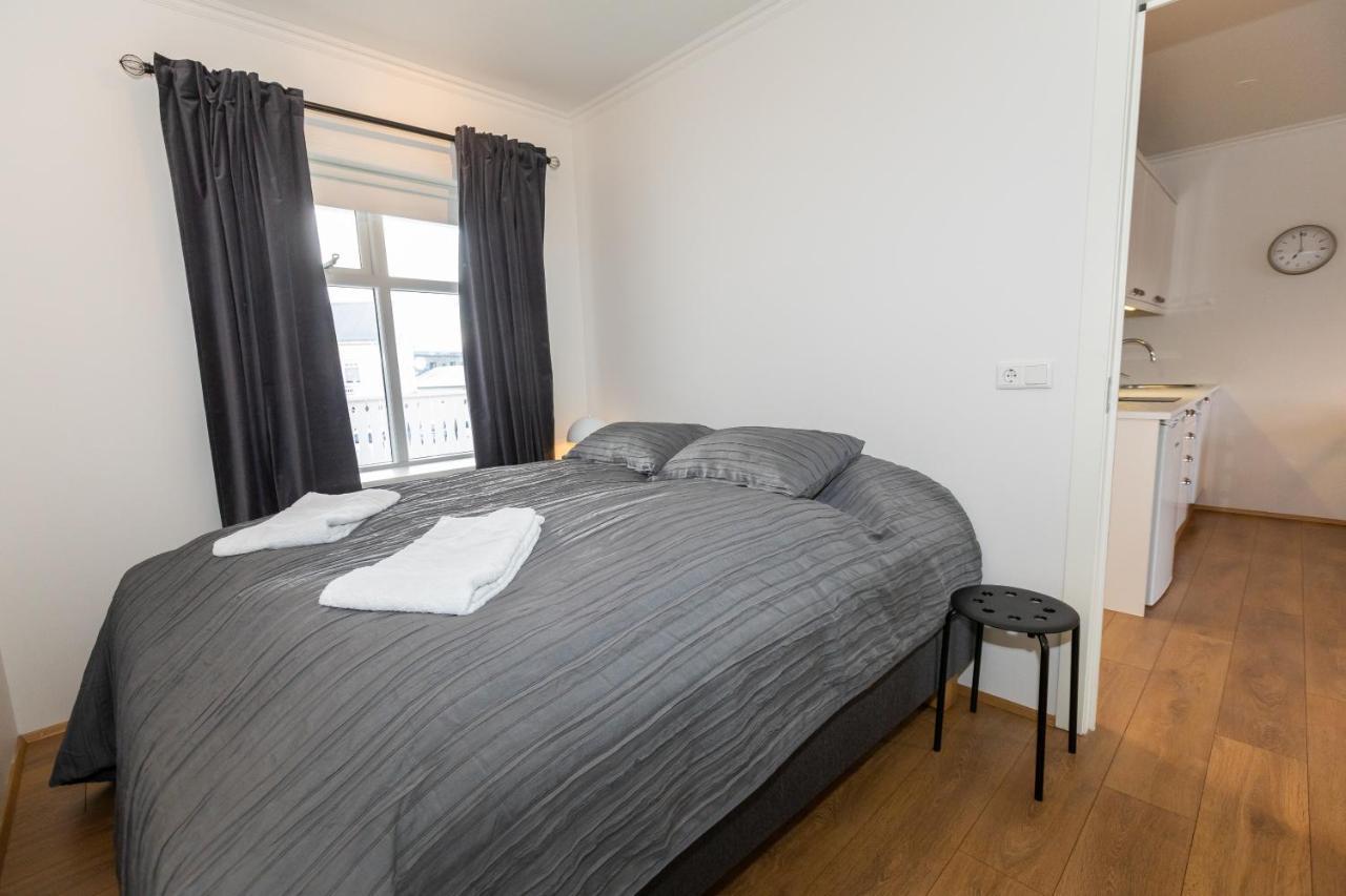 Central Apartment With Two Bedrooms And Balcony- Strandgata 9 Акурейри Экстерьер фото